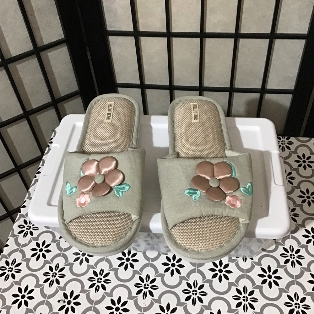 NWOT Hello Home Flower Slipper Sz 40-41 (8.5-9.5)